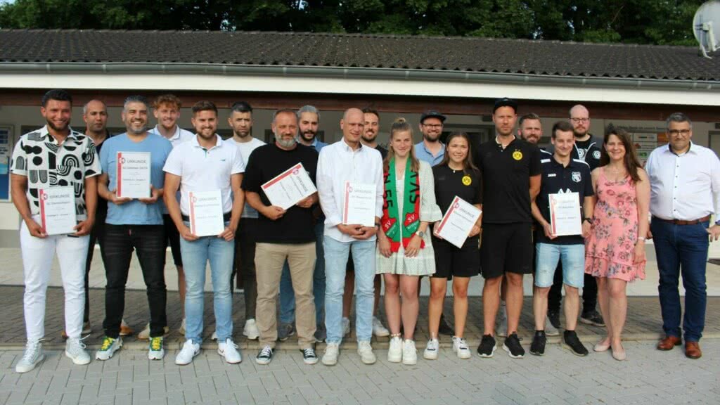 Der Kreisvorstand ehrt die diesjährigen Meister in den Staffeln, der Dortmunder Kreisligen.