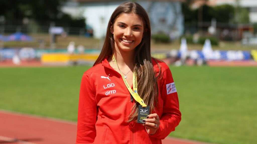 Anna-Melia Hense präsentiert stolz ihre Goldmedaille.