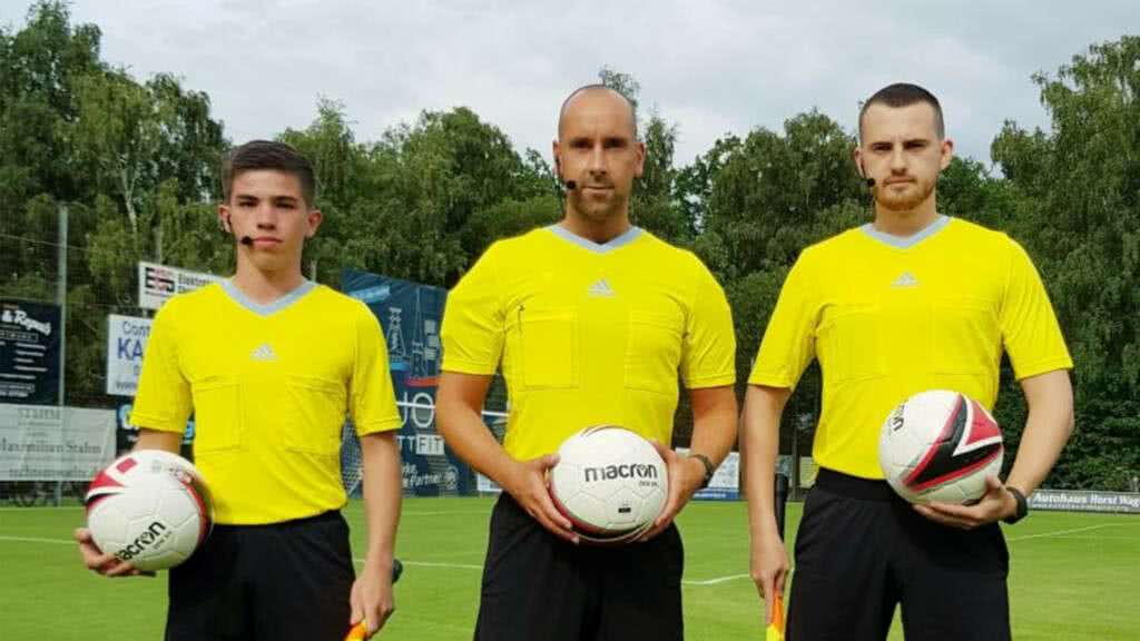 Schiedsrichter Andreas Braun (mitte), mit seinen Assistenten Robin Sehner und Vladislav Loeffler.
