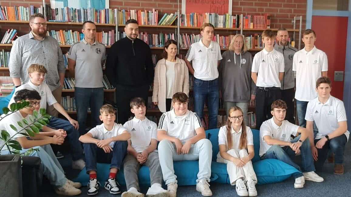 Neue Fußball-Trainer für Dortmunds Vereine - DFB und Marie-Reinders-Realschule  zeichnen 12 Jungen und Mädchen als Junior-Coaches - FLVW Dortmund
