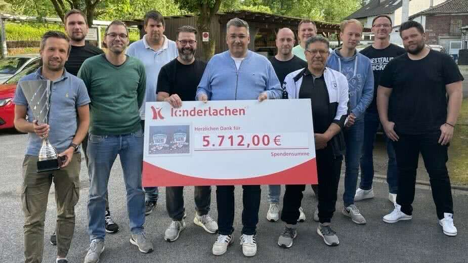 Dortmunder Fußballer spenden 5.712 Euro an Kinderlachen