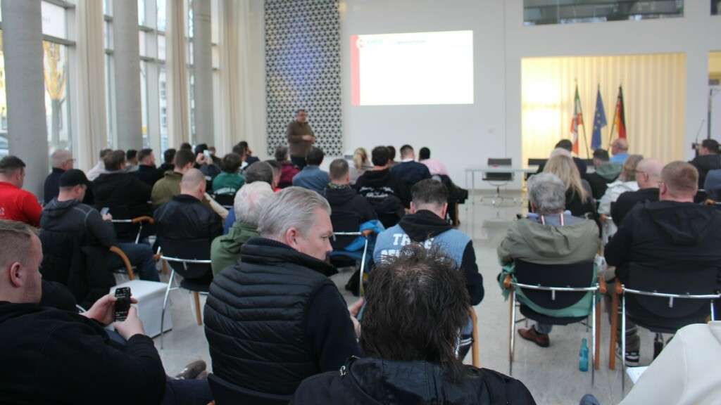 Kreisvorsitzender spricht &uuml;ber den ereignisreichen Juni - Infoveranstaltung im Forum der Gesch&auml;ftsstelle