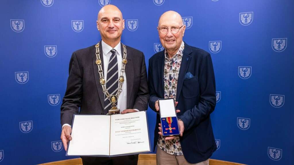 Der Vorsitzende gratuliert dem K&ouml;nig