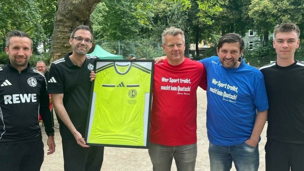 Tag der Schiedsrichter 2026 - Übergabe Geschenk